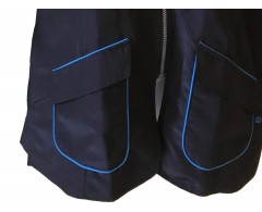 dettaglio tasca camice con scollo coreano rifinitura blu