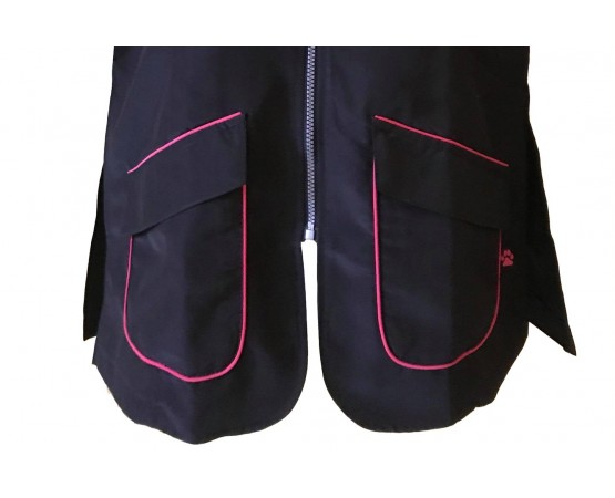 dettaglio tasca camice con scollo coreano rifinitura rosa